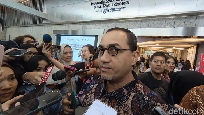 Hasan Fawzi memberikan keterangan pers di Bursa Efek Indonesia, Senin (27/4/2026).