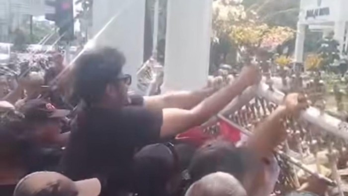 Keterangan foto: PKL melakukan demonstrasi hingga pagar Kantor Wali Kota Binjai roboh (Dok. Tangkapan layar media sosial)