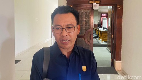 Ketua Pansus I DPRD Karangasem I Nengah Sumardi saat diwawancarai di gedung dewan, Senin (27/4/2026).