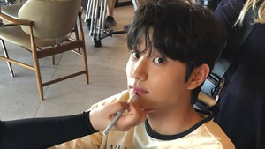 Soon Rok berhasil mencuri hati Yumi (Kim Go Eun) meski awalnya sempat dibuat kesal olehnya. (Foto: dok. Instagram @official_kimjaewon)