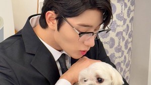 Potret Kim Jae Won di lokasi syuting Yumis Cells 3, berfoto dengan seekor anjing Maltese bernama Koko dalam drakor. (Foto: dok. Instagram @rlawodnjs_)