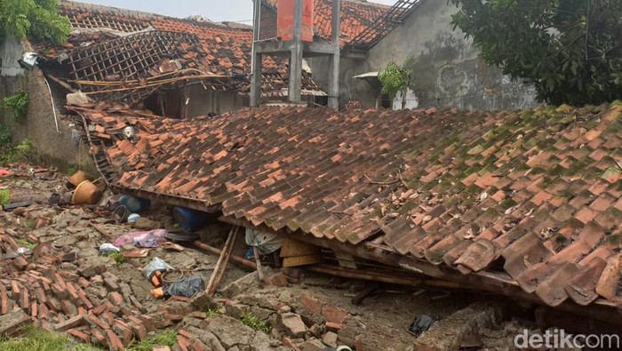 Kondisi Desa Cipelem, Kecamatan Bulakamba, Brebes, usai diterjang angjn kencang, Senin (27/4/2026).