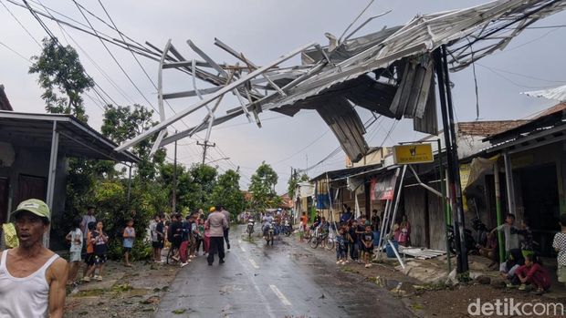 Kondisi Desa Cipelem, Kecamatan Bulakamba, Brebes, usai diterjang angjn kencang, Senin (27/4/2026). Kondisi Desa Cipelem, Kecamatan Bulakamba, Brebes, usai diterjang angjn kencang, Senin (27/4/2026).