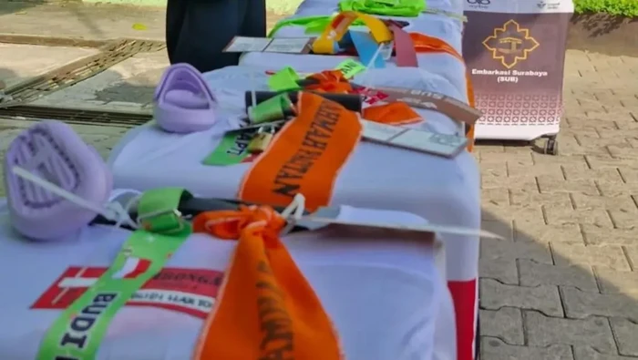 Koper jamaah calon haji asal Pacitan yang telah dikumpulkan di Kantor Kementerian Haji dan Umrah setempat diberi tanda khusus untuk memudahkan identifikasi.