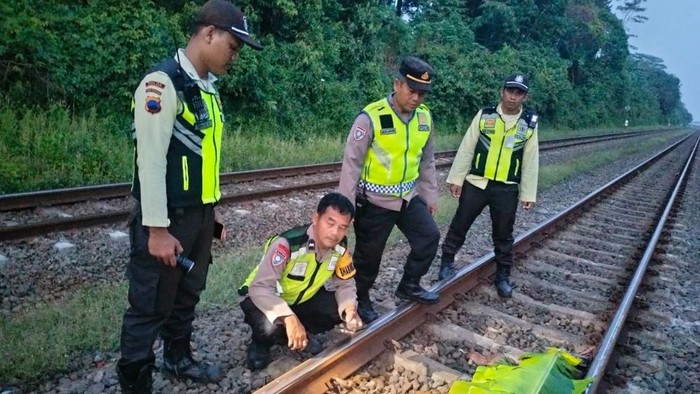 Pria tanpa identitas tewas tertabrak kereta api (KA) Blambangan Express di wilayah Kabupaten Batang, Jawa Tengah, Senin (27/4/2026) dini hari.