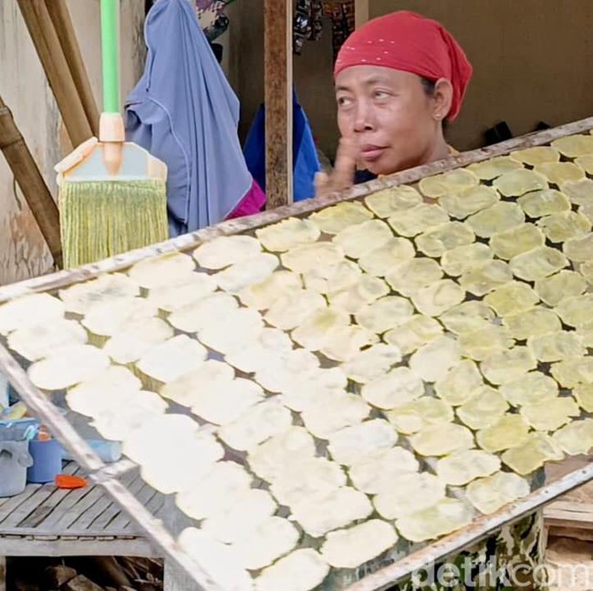 Krupuk Tette Khas Pamekasan, Tradisi Tumbuk Singkong yang Jadi Sumber Penghasilan Warga