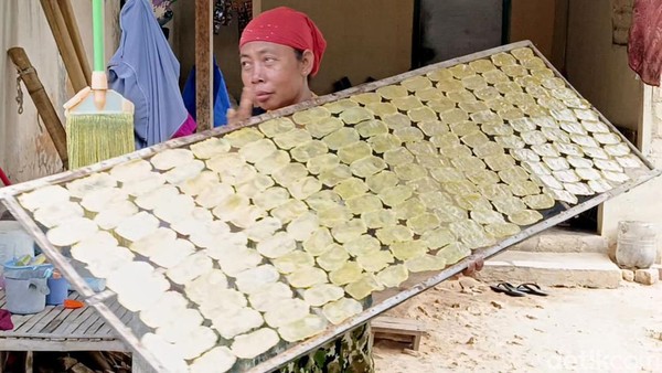 Krupuk Tette Khas Pamekasan, Tradisi Tumbuk Singkong yang Jadi Sumber Penghasilan Warga
