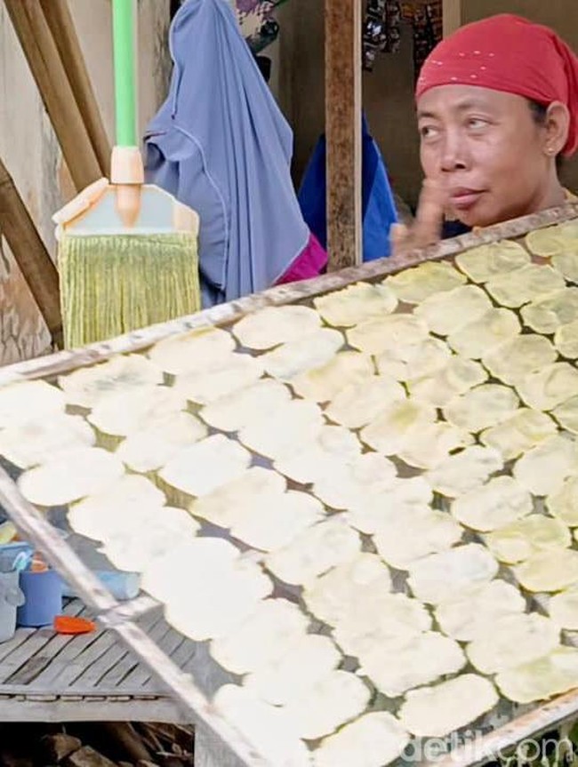 Krupuk Tette Khas Pamekasan, Tradisi Tumbuk Singkong yang Jadi Sumber Penghasilan Warga