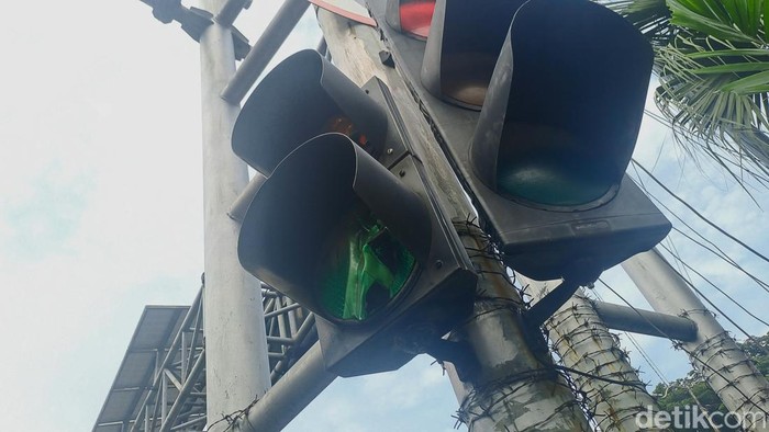 Lampu TL pejalan kaki yang leleh di kawasan KBS.
