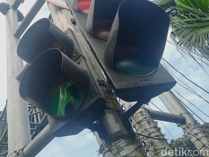 Viral Traffic Light KBS Leleh gegara Panasnya Surabaya, Benarkah?
