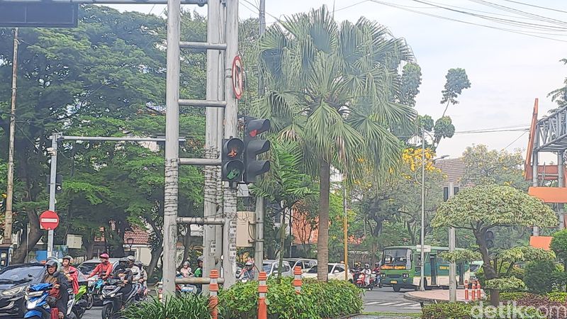 Lampu TL pejalan kaki yang leleh di kawasan KBS.