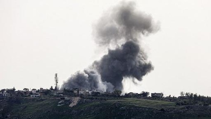 Smoke rises from targeted areas in the town of Arnoun, in Lebanon Nabatieh province following an airstrike, on April 26, 2026. Lebanon was drawn into the Middle East war on March 2 when Tehran-backed militant group Hezbollah launched attacks on Israel to avenge the killing of the Iranian leader. Israel has responded with broad strikes across Lebanon and a ground offensive. (Photo by AFP)