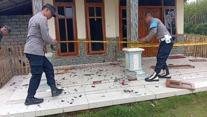 Rumah warga di Dusun Jubel, Desa Bantur, Kecamatan Bantur, Kabupaten Malang rusak akibat ledakan bom ikan