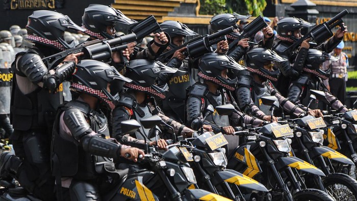 Massa Coba Jebol Barikade, Simulasi Demo Anarkis di Semarang Memanas