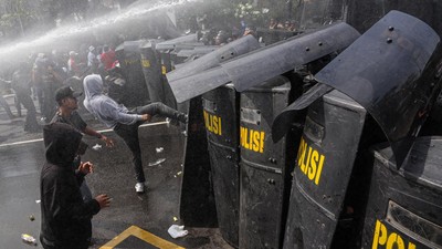 Massa Coba Jebol Barikade, Simulasi Demo Anarkis di Semarang Memanas