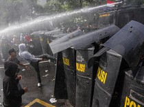 Massa Coba Jebol Barikade, Simulasi Demo Anarkis di Semarang Memanas