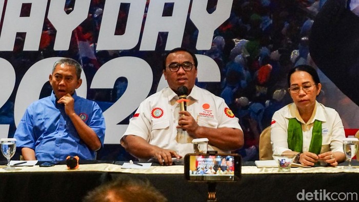 Presiden Konfederasi Serikat Pekerja Seluruh Indonesia (KSPSI) Andi Gani Nena Wea memberikan keterangan dalam konferensi pers di Jakarta, Senin (27/4/2026).