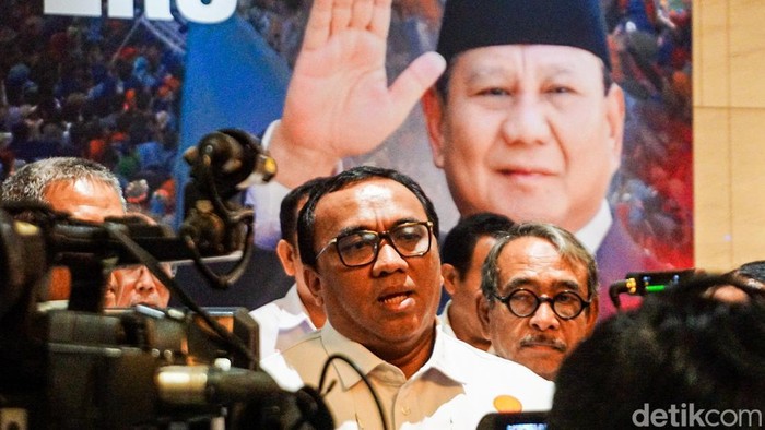 Presiden Konfederasi Serikat Pekerja Seluruh Indonesia (KSPSI) Andi Gani Nena Wea memberikan keterangan dalam konferensi pers di Jakarta, Senin (27/4/2026).