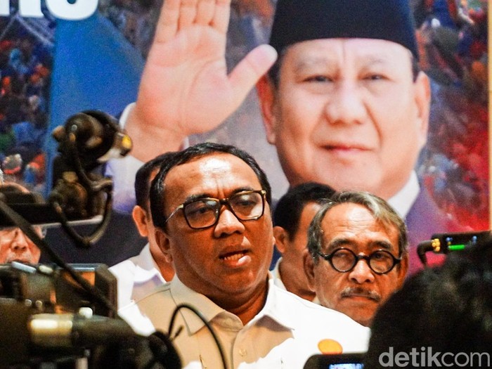 Presiden Konfederasi Serikat Pekerja Seluruh Indonesia (KSPSI) Andi Gani Nena Wea memberikan keterangan dalam konferensi pers di Jakarta, Senin (27/4/2026).