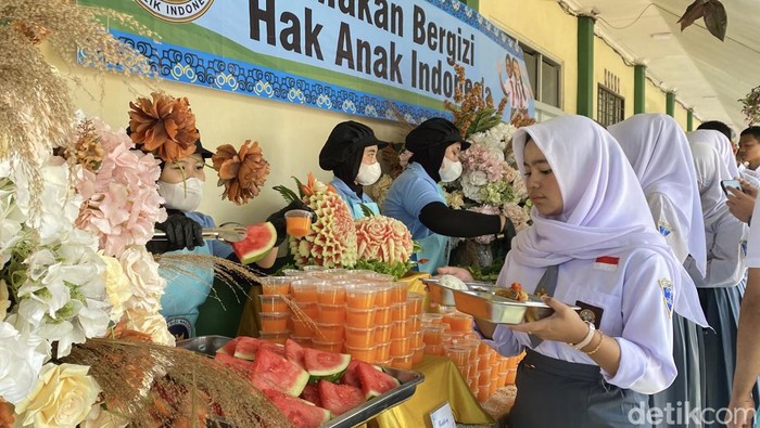 MBG prasmanan di SMKN 1 Sukaraja, Kabupaten Sukabumi.