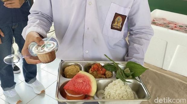 MBG prasmanan di SMKN 1 Sukaraja, Kabupaten Sukabumi. MBG prasmanan di SMKN 1 Sukaraja, Kabupaten Sukabumi.
