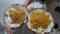 Menu nasi goreng andalan seperti ayam sosis dan kare ayam terlihat disajikan dengan warna keemasan, dilengkapi taburan bawang goreng, kerupuk udang, dan irisan mentimun segar yang menggugah selera.