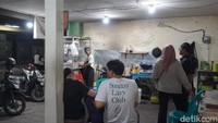 Antrean pembeli serta pesanan online, warung kecil ini menjadi bukti bahwa perjuangan panjang bisa berujung pada dapur yang terus menyala.