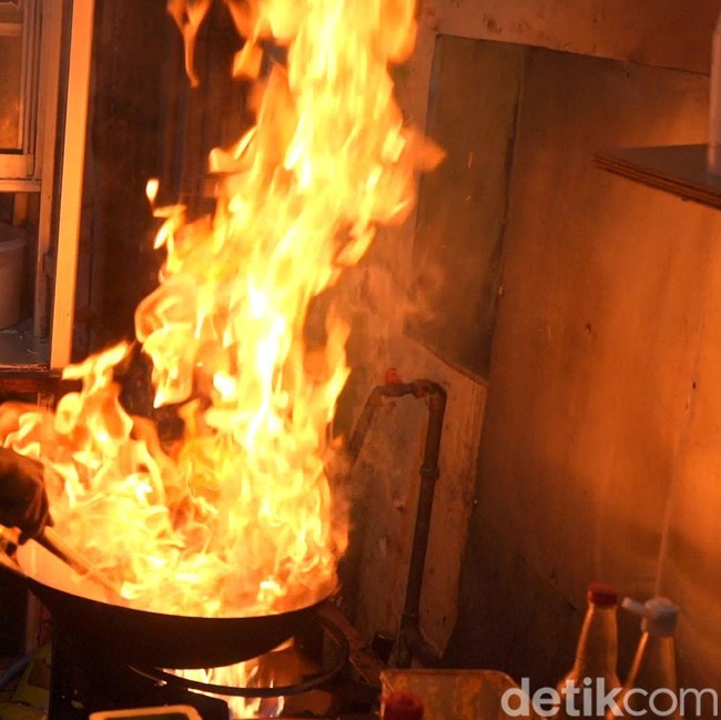 Menikmati Nasgor UGD Racikan Chef di Surabaya