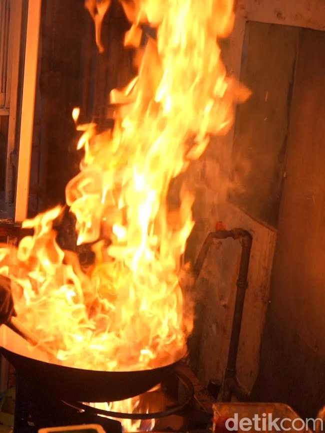 Menikmati Nasgor UGD Racikan Chef di Surabaya