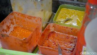 Berjejer wadah bumbu rahasia di meja racik, menjadi kunci rasa yang membuat menu seperti nasgor ayam sosis dan kare ayam digemari pelanggan.