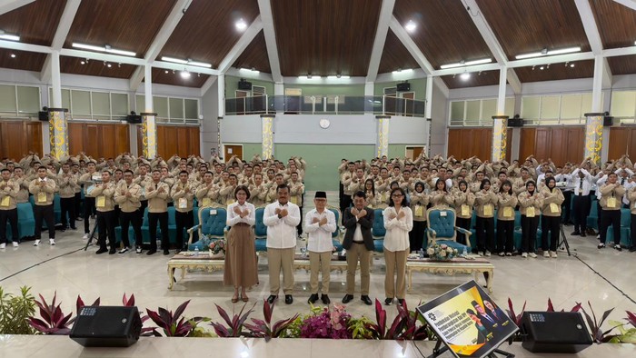 Menteri P2MI Mukhtarudin menghadiri Pelepasan Pemberangkatan dan Pembukaan Orientasi Pra Pemberangkatan (OPP) Program G to G Korea Selatan di Depok.