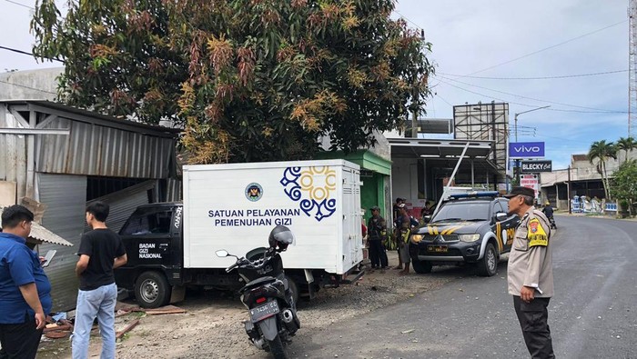 Mobil MBG tabrak tiga rumah warga di Jalan Raya Desa Donomulyo, Kecamatan Donomulyo, Kabupaten Malang