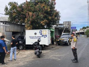 Brakkk.. Mobil MBG di Malang Oleng Lalu Tabrak 3 Rumah Warga