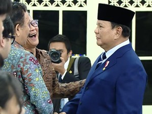Tawa Lepas Rocky Gerung di Istana