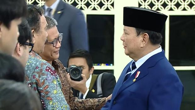 Momen Prabowo salami Rocky Gerung dan Syahganda Nainggolan (dok. YouTube Setpres)