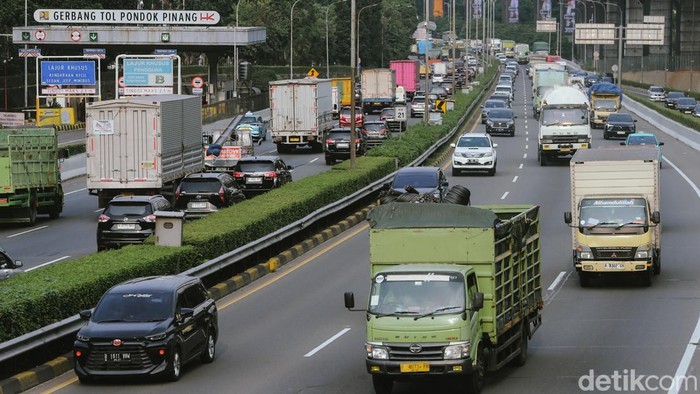 Kendaraan melintas di Tol Lingkar Luar Jakarta (JORR), Jakarta, Senin (27/4/2026). Menteri Keuangan (Menkeu) Purbaya Yudhi Sadewa memastikan PPN atas jalan tol tidak akan diberlakukan sebelum kondisi perekonomian membaik.