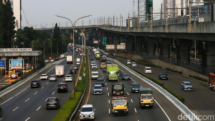 Kendaraan melintas di Tol Lingkar Luar Jakarta (JORR), Jakarta, Senin (27/4/2026). Menteri Keuangan (Menkeu) Purbaya Yudhi Sadewa memastikan PPN atas jalan tol tidak akan diberlakukan sebelum kondisi perekonomian membaik.