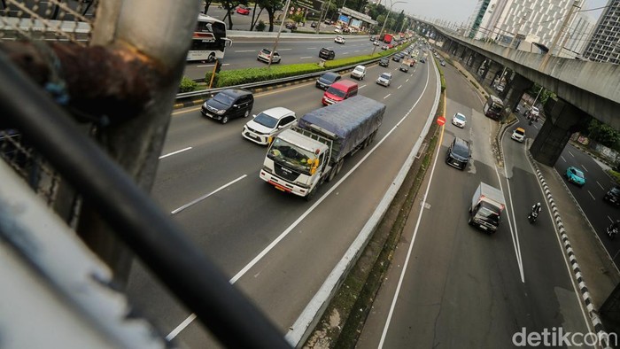 Kendaraan melintas di Tol Lingkar Luar Jakarta (JORR), Jakarta, Senin (27/4/2026). Menteri Keuangan (Menkeu) Purbaya Yudhi Sadewa memastikan PPN atas jalan tol tidak akan diberlakukan sebelum kondisi perekonomian membaik.