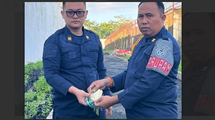 Paket berisi sabu yang disembunyikan di dalam kemasan mi instan ditemukan tersangkut di kawat berduri setinggi sekitar 9 meter.