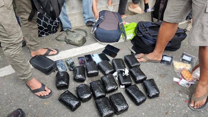 Polisi amankan enam kurir narkoba di Bandara Mutiara SIS Al-Jufri, Palu, dengan barang bukti sabu 16 kg.