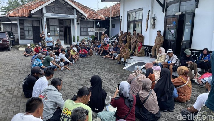 Para pelaku wisata jasa rental kendaraan di depan kantor Disparbud Pangandaran