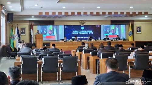 Penyampaian usulan lima raperda saat rapat paripurna DPRD NTB, Senin (27/4/2026). (Ahmad Viqi/detikBali).