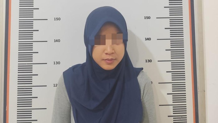 Pelaku pencurian berinisial N saat diamankan polisi di Polsek Sagulung. (dok. Polsek Sagulung)