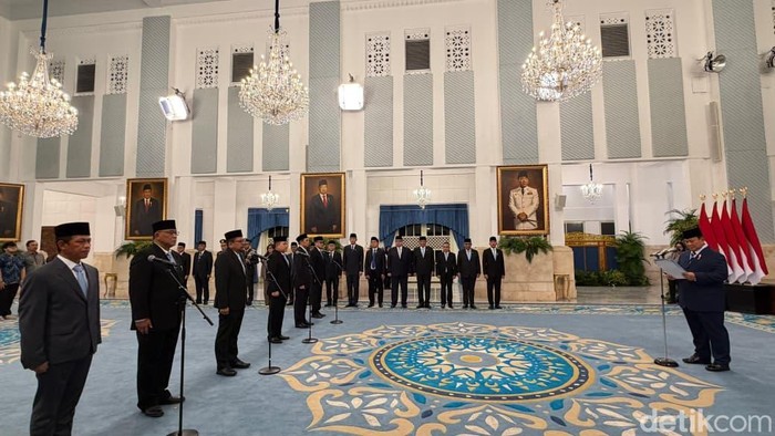 Presiden Prabowo Subianto melantik menteri, kepala badan hingga penasihat khusus. Acara berlangsung di Istana, Senin (27/4/2026).