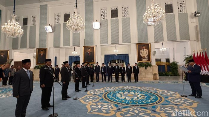 Presiden Prabowo Subianto melantik menteri, kepala badan hingga penasihat khusus. Acara berlangsung di Istana, Senin (27/4/2026).