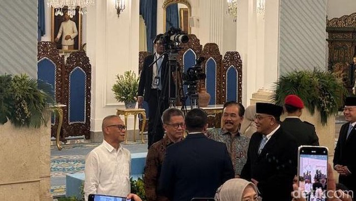Sekretaris Kabinet Teddy Indra Wijaya terlibat momen akrab dengan akademisi Rocky Gerung dan Ketua Dewan Direktur Great Institute Syahganda Nainggolan di Istana, Senin (27/4/2026).