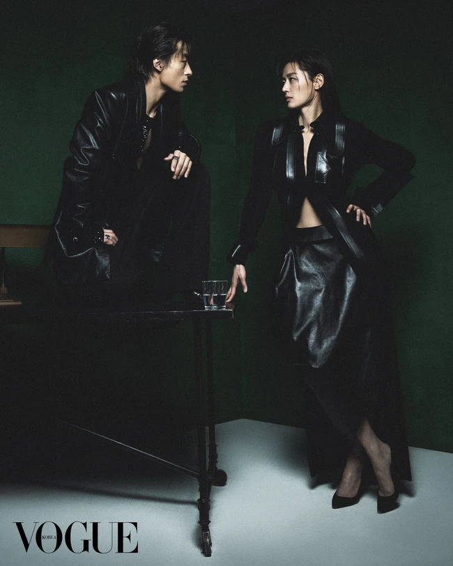 Intrik film Colony semakin seru karena Jun Ji Hyun berhadapan dengan Koo Kyo Hwan, yang menjadi ahli biologi problematik Seo Young Cheol. Ialah yang menjadi dalang di balik kekacauan karena pelepasan virus yang cepat bermutasi. Foto: dok. Vogue Korea