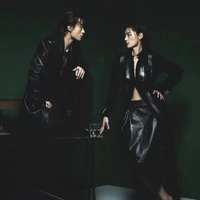 Intrik film Colony semakin seru karena Jun Ji Hyun berhadapan dengan Koo Kyo Hwan, yang menjadi ahli biologi problematik Seo Young Cheol. Ialah yang menjadi dalang di balik kekacauan karena pelepasan virus yang cepat bermutasi. Foto: dok. Vogue Korea