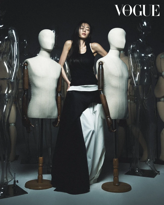 Colony resmi menandai comeback Jun Ji Hyun ke layar lebar setelah 11 tahun. Penggemar dapat menantikan penayangannya mulai 21 Mei 2026. Foto: dok. Vogue Korea