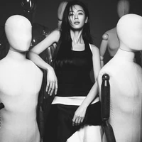 Jun Ji Hyun siap bertransformasi sebagai ahli bioteknologi bernama Kim Se Jeong, yang dalam kesehariannya terlihat sederhana dengan hoodie, denim jeans, dan ransel. Karakternya tiba-tiba harus menjadi ‘ketua geng’ karena terisolasi dalam gedung yang terinfeksi wabah misterius. Foto: dok. Vogue Korea